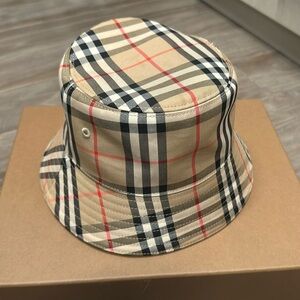 Burberry kid hat sites extra small. It fits a child up to eight years old.